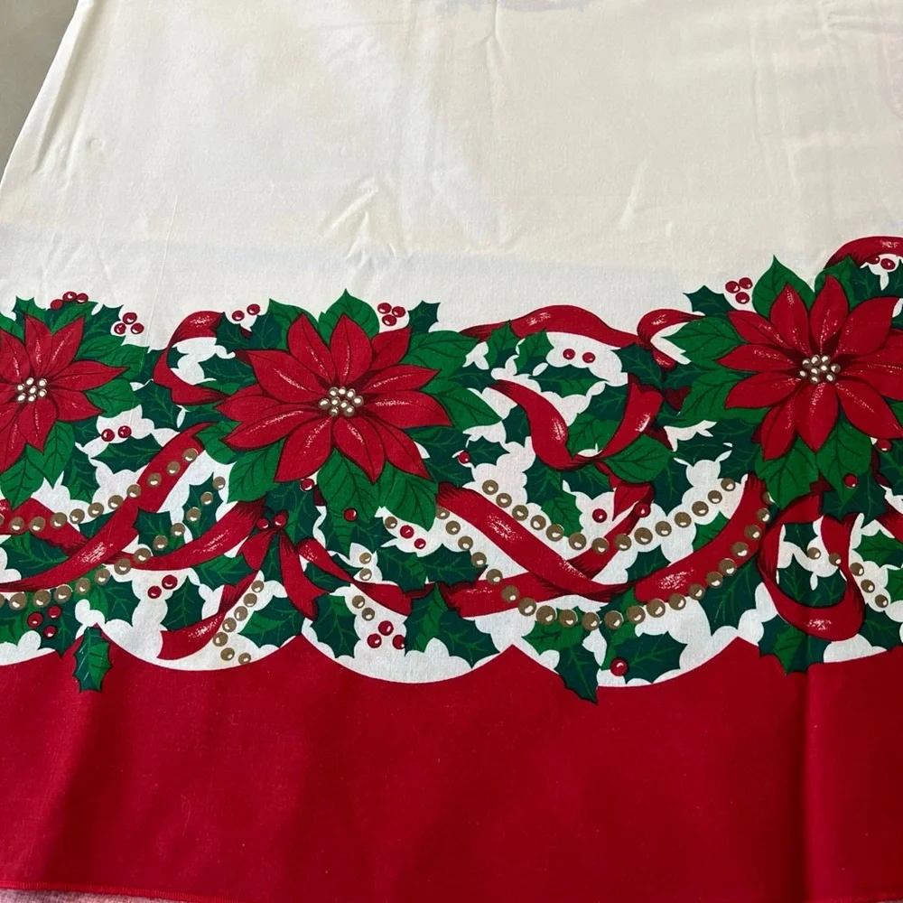 Vintage Poinsettia Oval Christmas Tablecloth & 4 matching Napkins w/ Felt Rings